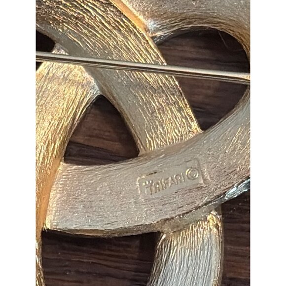 Vintage Crown Trifari Gold Tone Knot Brooch Pin Jewelry Accessory Elegant Design - Picture 3 of 4